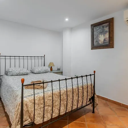 Charming House With Private Pool And Garden בית נופש