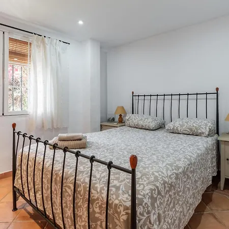 Charming House With Private Pool And Garden נרחה