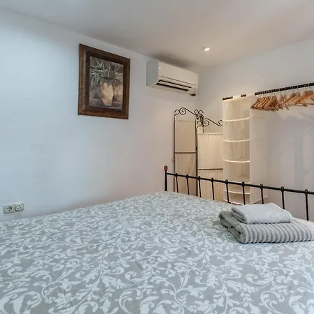 Charming House With Private Pool And Garden بيت للعطل