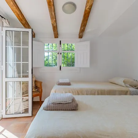 بيت للعطل Charming House With Private Pool And Garden نيرخا